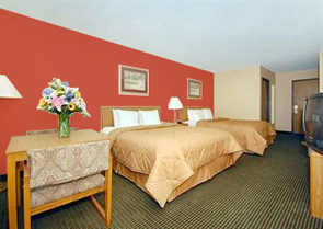 Red Roof Inn & Suites double queen bed room